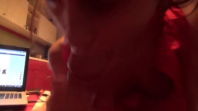 Դպրոցական աղջիկը ծծում է իր եղբոր դին, քանի դեռ ոչ ոք տանը չէ